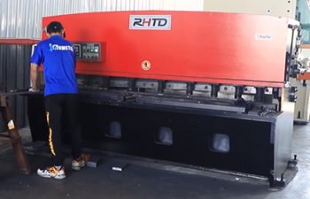 Hydraulic swing beam shear