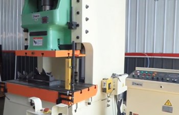 Open back press with fixed bed