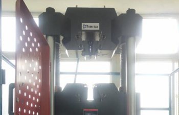 Hydraulic universal testing machine